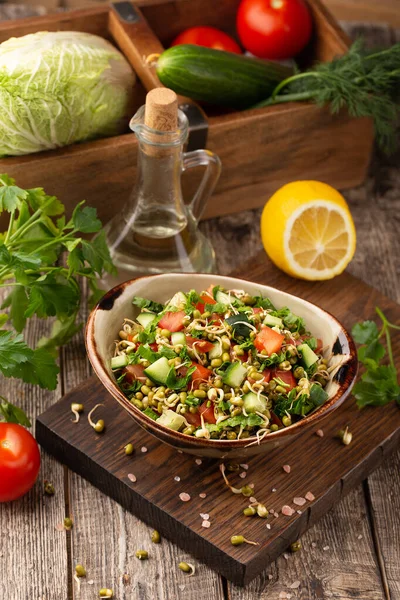 Gezonde Salade Met Mungbonen Tomaten Komkommer Sla Groenten — Stockfoto