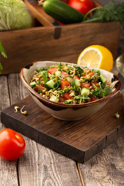 Gezonde Salade Met Mungbonen Tomaten Komkommer Sla Groenten — Stockfoto