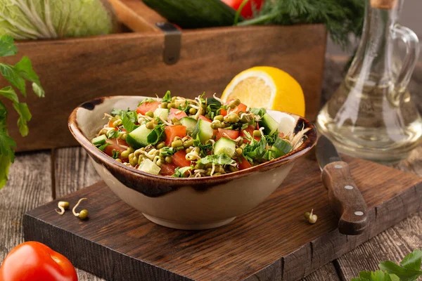 Gezonde Salade Met Mungbonen Tomaten Komkommer Sla Groenten — Stockfoto