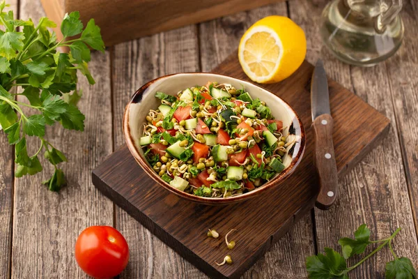 Gezonde Salade Met Mungbonen Tomaten Komkommer Sla Groenten — Stockfoto