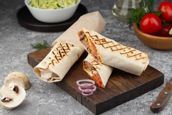 Lavaşla sarılmış et ve sebze.