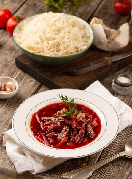 Rus pancar çorbası, sarımsaklı, ekşi kremalı ve salo soslu.