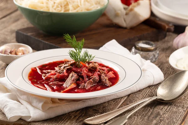 Rus pancar çorbası, sarımsaklı, ekşi kremalı ve salo soslu.