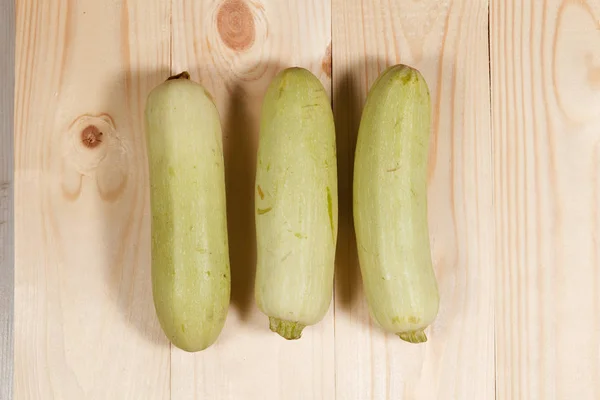 Зеленые цуккини на светлом деревянном фоне — стоковое фото