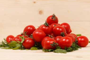 küçük kiraz domates ve ahşap zemin üzerine taze otlar