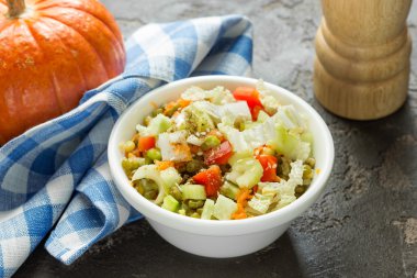 Lahana, biber, kereviz, susam ile taze sağlıklı salata,