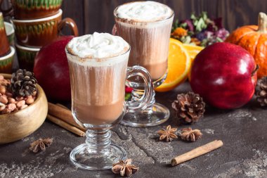 Latte krem şanti ve Baharatlar, sıcak içecek meyve ve nu ile