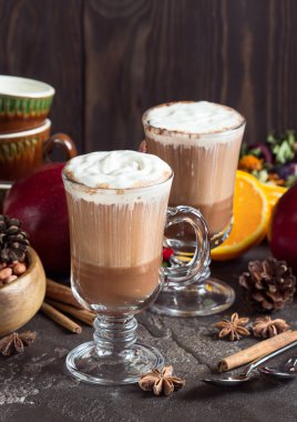 Apple spice latte ve kapuçino, sıcak içecek meyve ile
