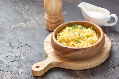 Taze baharat bir kremalı sos ile ahşap bir gemide pilav