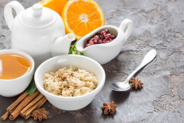 Kahvaltı, taze turuncu, swe tarçın ile lezzetli yulaf ezmesi