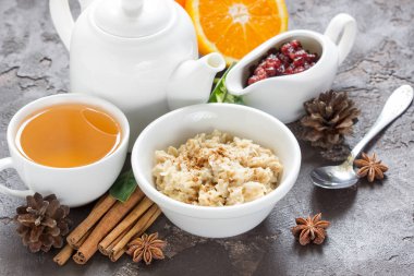 Yulaf ezmesi tarçın kahvaltıda taze portakal, tatlı sos ile, 