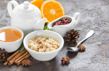 Yulaf ezmesi tarçın kahvaltıda taze portakal, tatlı sos ile, 