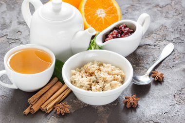 Yulaf ezmesi ile baharat, kahvaltıda taze portakal, tatlı sos, bir 