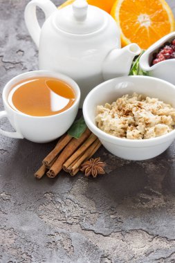 Yulaf ezmesi tarçın Kahvaltı, portakal kiraz reçel, çay için