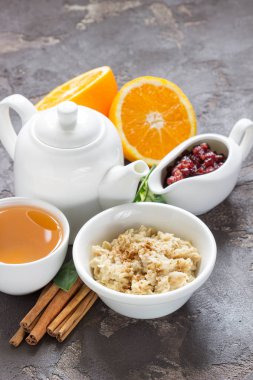 Yulaf ezmesi Kahvaltı, portakal kiraz reçel, çay için