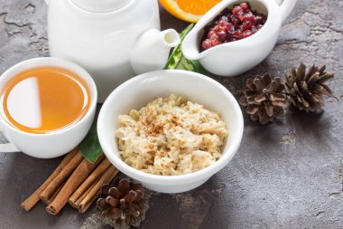 Sonbahar kahvaltı yulaf ezmesi, portakal ve sos ile