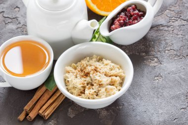 Kış kahvaltı ile yulaf ezmesi, portakal kiraz reçel, çay