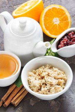 Odaya Servis Kahvaltı yulaf ezmesi, portakal kiraz reçel, çay, üstten görünüm