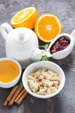 Yulaf ezmesi, portakal kiraz reçel, çay lezzetli bir kahvaltı