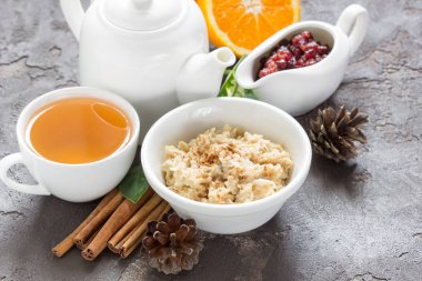 Yulaf ezmesi, portakal ve Noel ile sonbahar Kahvaltı