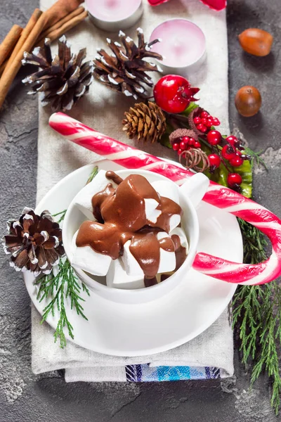 Christmas hot chocolate with marshmallows in a cup and holiday d — Stock Photo, Image