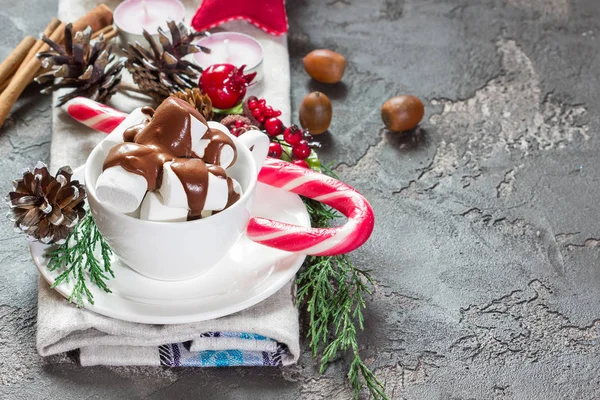 Christmas hot milk chocolate with marshmallows and holiday decor — Stock Photo, Image