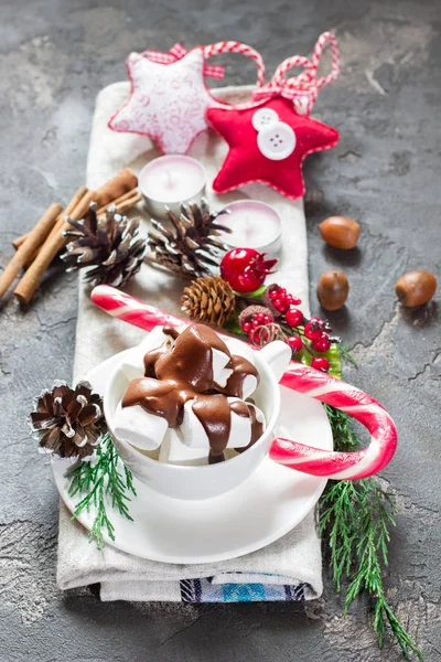 Christmas hot milk chocolate with marshmallows in a cup and holi — Stock Photo, Image