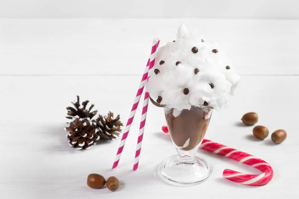 Bombki świąteczne koktajl z czekolady i cukierki, — Zdjęcie stockowe