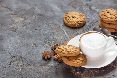Sıcak cappuccino yulaf ezmeli kurabiye ve çikolata ile