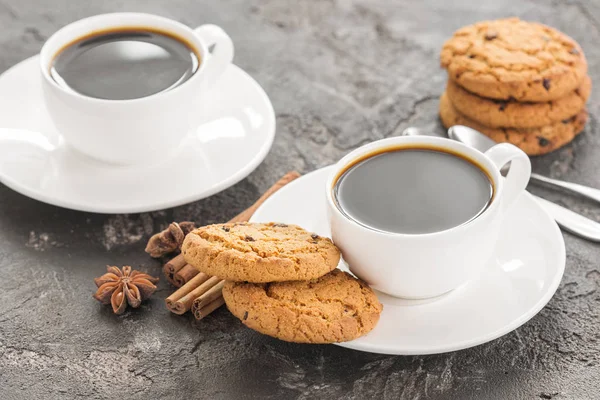 Taza de café negro caliente con galletas y chocolate — Foto de Stock
