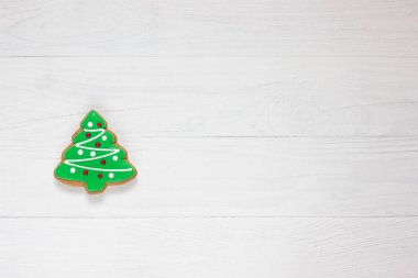 Ahşap arka plan üzerinde Noel ve yeni yıl için gingerbread