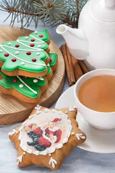 Christmas and New Year beautiful gingerbread tree, tea — Stock Photo, Image