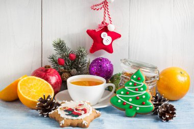 Sıcak çay ile Noel süsleri, zencefilli, turuncu