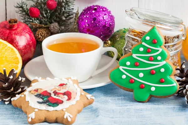 Cup of tea with Christmas decorations, gingerbread, orange — Stock Photo, Image