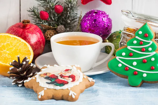 Cup of hot tea with Christmas decorations, gingerbread, orange — Stock Photo, Image
