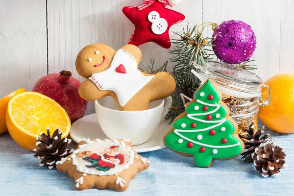 Tea cup with decorations, with gingerbread cookies and oranges f — Stock Photo, Image