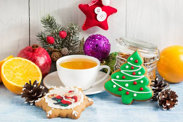 Cup of hot tea with Christmas decorations, gingerbread, fruit — Stock Photo, Image