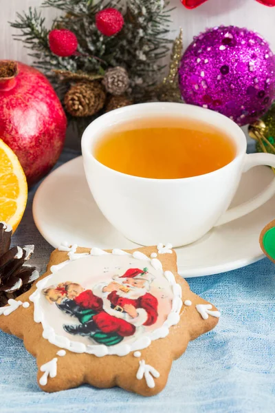 Cup of hot tea with Christmas decorations, gingerbread Christmas — Stock Photo, Image