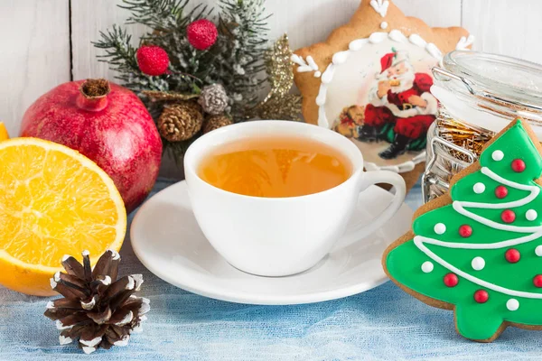 Cup of hot tea with ornaments, gingerbread Christmas gingerbread — Stock Photo, Image