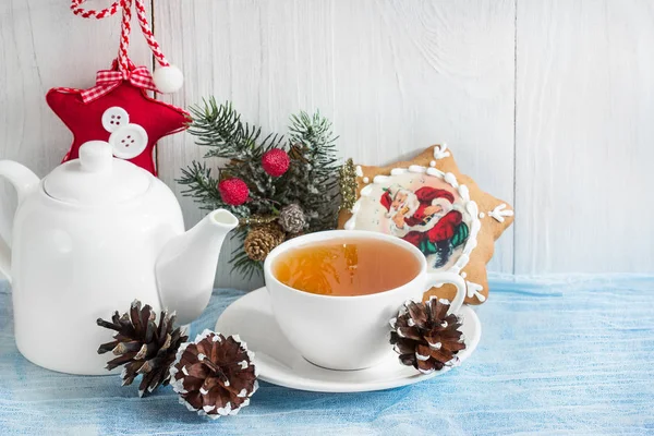 Cup of tea with ornaments, gingerbread, orange for Christmas — Stock Photo, Image