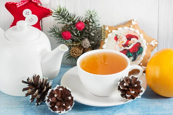 Cup of tea with ornaments, gingerbread Christmas gingerbread coo — Stock Photo, Image