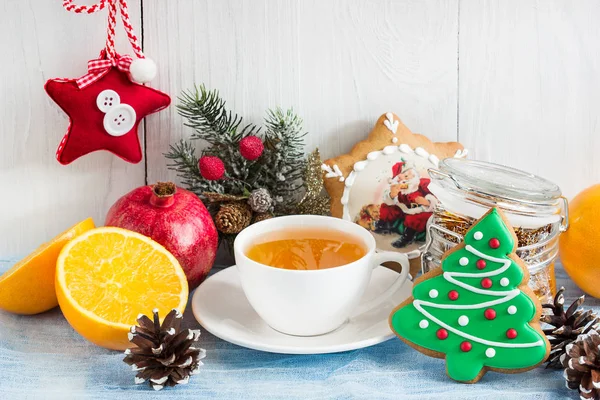 Hot tea, Christmas ornaments, gingerbread, fruit for Christmas — Stock Photo, Image