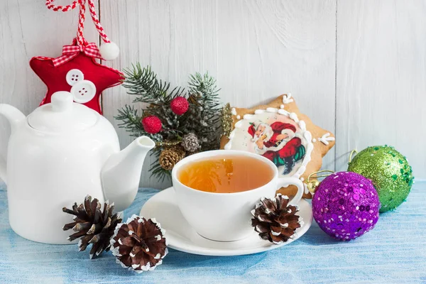 Tasse Tee mit Weihnachtsdekoration, Lebkuchen, Orange — Stockfoto