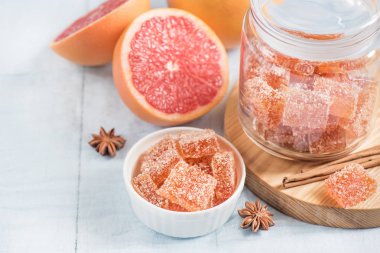 Taze sıkılmış greyfurt suyu tatlı olarak fres marmelat