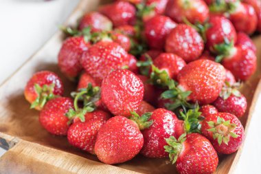 Taze kırmızı çilek görünümü büyük bir tepsi üzerinde