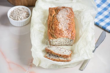 Fırından yeni çıkmış ekmek kepekli yulaf ezmesi susam, dan ile kepek ve