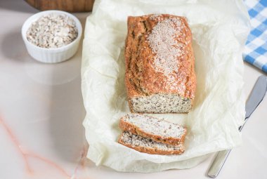 Kepek susam, kepeği ve keten tohumu ile taze pişmiş ekmek, 