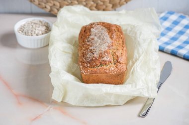 Fırından yeni çıkmış ekmek kepekli yulaf unu ile susam, dan ile kepek bir