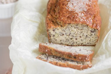 Kepek susam, kepeği ve keten tohumu o ile taze pişmiş ekmek