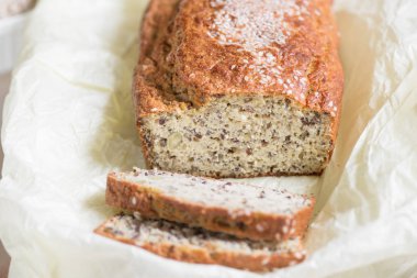 Üzerinde susam, kepeği ve keten tohumu ile kepek ekmek taze dilimlenmiş